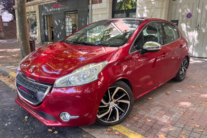 PEUGEOT 208